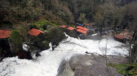 Los molinos de Barosa, en Barro, ocupan ambas orillas del ro que se precipita por la ladera