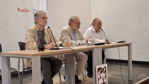 Daniel Lpez-Acua en la presentacin de Centinela del viento en Gijn