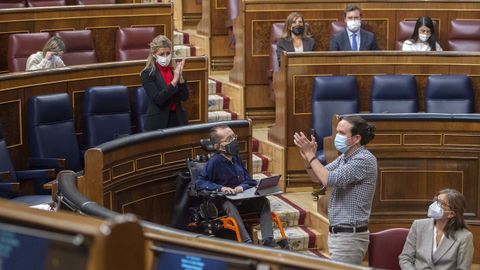 La ministra de Trabajo, Yolanda Daz, aplaude al vicepresidente segundo del Gobierno el mircoles, en la sesin en la que se despidi como diputado