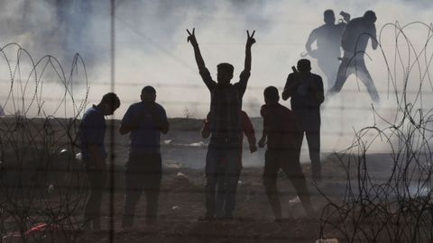 Un grupo de palestinos en la franja  de Gaza, donde el ej�rcito israel� ha lanzado gases lacrim�genos