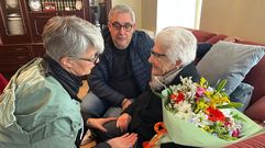 Filomena Agra recibiu na s�a casa a visita do alcalde Blas Garc�a e da concelleira Ux�a Garc�a