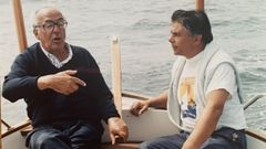 Leopoldo Calvo-Sotelo navegando por la ra de Ribadeo con Ricardo de los Tapiegos, con los que tuvo una estrecha amistad que plasm en varios poemas