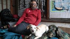 Gerardo, con su perra lisa, en unos soportales de la ciudad de Lugo en los que duerme