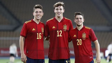 Jos Fontn, Nico Gonzlez y Sergio Carreira, en una convocatoria de la sub-21 en el 2021