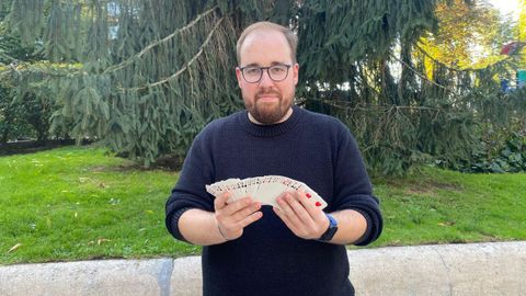 Sergio Fernndez es mago y presidente de la Sociedad Oviedo Mgico