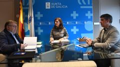 El alcalde de Paderne de Allariz, Manuel P&eacute;rez, durante la reuni&oacute;n con la conselleira &Aacute;ngeles V&aacute;zquez