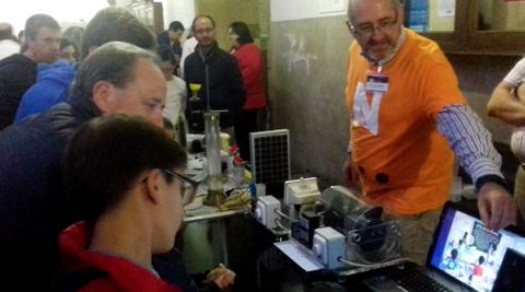 Uno de los experimentos de la Noche de los Investigadores en el claustro del Edificio Hist�rico de la Universidad de Oviedo