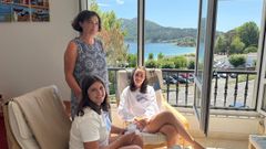 Yolanda Iglesias y sus dos hijas, Alicia y Ana, en su piso de Louro con vistas a San Francisco que tienen en HomeExchange

