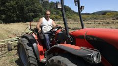 Roberto Louz�n, de Cotobade, uno de los ganaderos que se queja de la escasez de hierba seca.