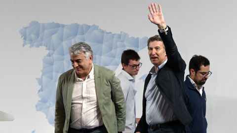 El presidente del PP Vasco, Javier de Andr�s, y el presidente del PP, Alberto N��ez Feijoo, durante un acto del partido en Bilbao.