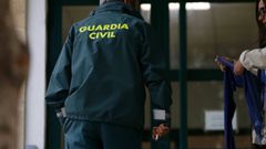 Entrada de un guardia civil en los juzgados de Ponteareas, en imagen de archivo