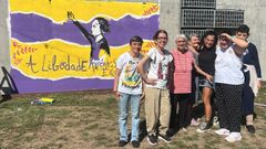 Las autoras del mural, ante su creaci&oacute;n en el Parque dos Patos de Barbad&aacute;s.