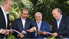 Juan Carlos I, junto al presidente dominicano Danilo Medina y los hermanos Alfonso y Jos Fanjul, en La Romana