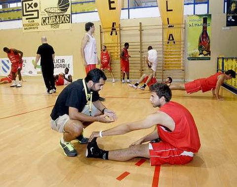 Yago Casal comenz� ayer la pretemporada con diez jugadores del primer equipo y ayuda extra. 