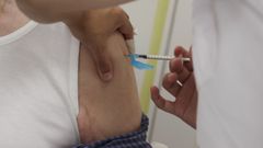 Inyeccin de la vacuna contra el covid