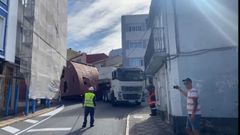 Dificultades en el paso de un transporte especial por Mugardos