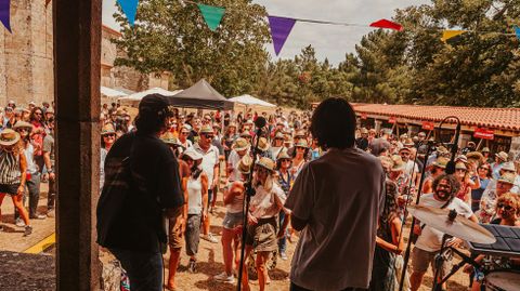 Un momento del concierto que se celebró en las casetas de la feria del santuario de cadeiras