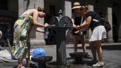 Tres mujeres se refrescan en una fuente del centro de Madrid