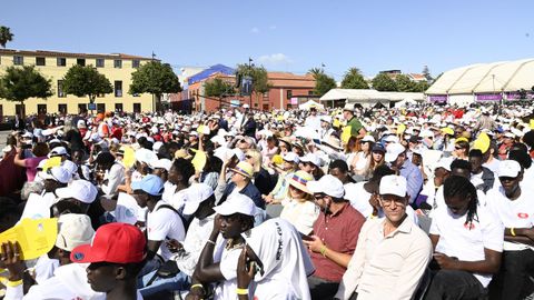 Asistentes durante un encuentro con las realidades de integraci�n de los migrantes, en la Plaza del Cristo de La Laguna