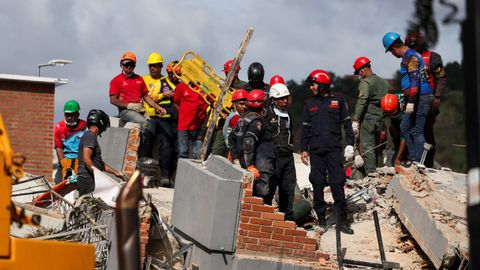 Los equipos de rescate trabajando entre los escombros de un edificio de Caracas