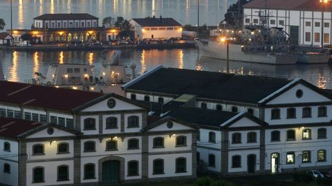 Vista seminocturna del Arsenal de Ferrol.