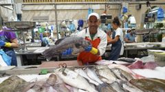 Santi, de Peixes e Mariscos Cachadas, en la plaza de abastos de Pontevedra