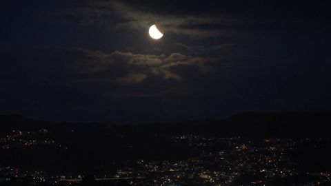 Las nubes impidieron ver el eclipse total de luna en la ría de Vigo