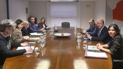 La vicepresidenta del Principado de Asturias, Gimena Llamedo (5i), y el consejero de Hacienda, Justicia y Asuntos Europeos, Guillermo Pel�ez (4i), se re�nen a los grupos parlamentarios en torno a la Mesa de Financiaci�n Auton�mica para analizar la propuesta de reforma del modelo planteada por el Gobierno en el �ltimo Consejo de Pol�tica Fiscal y Financiera (CPFF) este martes en Oviedo