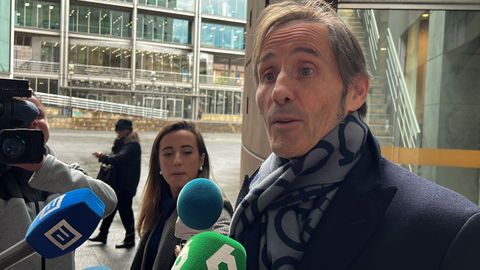 El abogado del partido Foro, Luis Llanes atiende a los medios en la Audiencia Provincial de Oviedo que celebra el juicio contra el impulsor de Foro Asturias, ex vicepresidente del Gobierno y ex presidente del Principado, Francisco lvarez-Cascos