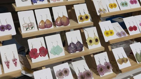 Conchas, geranios, hortensias, chorima, hojas de eucalipto o casta�o... Ana Ferreiro encuentra en la naturaleza la inspiraci�n para sus piezas de artesan�a.