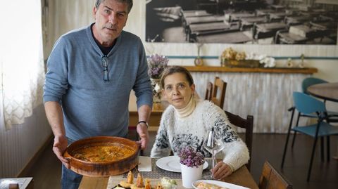 Manolo Riestra y Pili Varela regentan El Teleclub de Vilanova dos Infantes, en Celanova