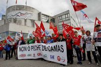 Los sindicatos protestaron ayer ante la Conseller�a. 
