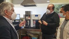 Rosendo Fern�ndez con t�cnicos del centro en Xinzo