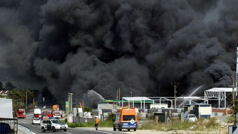 Humareda negra posterior a la explosi�n e incendio registrado en la nave industrial de Brenntag en el a�o 2006.