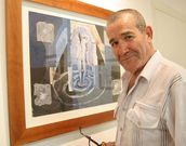 Xabier Correa posa junto a uno de sus cuadros. 