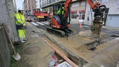Trabajos en la calle Celso Emilio Ferreiro para soterrar cableado
