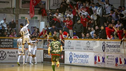 Los futbolistas celebran con la afici�n uno de los goles marcados en el derbi gallego.