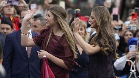 La princesa Leonor y la infanta Sof�a (i) a su llegada a la ceremonia de entrega de los Premios Princesa de Asturias, este viernes en el Teatro Campoamor de Oviedo.