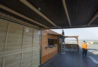 Mientras no llegan las instalaciones definitivas Cataventos reviste de madera las provisionales. 
