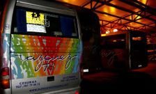Un autocar del transporte escolar, aparcado anoche en la estaci�n de Carballo.