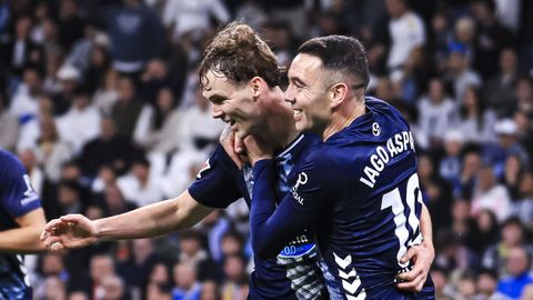 Williot Swedberg, celebrando con Iago Aspas uno de sus dos goles que dieron el triunfo al Celta ante el Real Madrid en el Bernab�u el pasado diciembre.