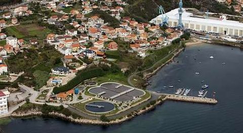 La depuradora est ubicada junto al mar y los malos olores afectan a un entorno del trescientas viviendas. 