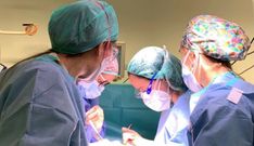 Gabriela Romay, cirujana del Chuac, en el quir�fano