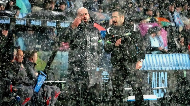 Claudio Gir�ldez, en la imagen, empapado y discutiendo con el cuarto �rbitro, record� que la salvaci�n es el primer objetivo.