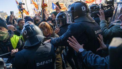 Agentes de los Mossos cargan contra manifestantes independentistas cerca de la plaza Catalua, en Barcelona