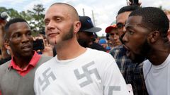 Un afroamericano abraza a un neonazi durante una protesta antisupremacista en Florida