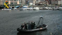 La Guardia Civil�toma muestras del agua del L�rez