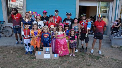 Amigos y familiares de los ciclistas del club Novo Mesoiro.