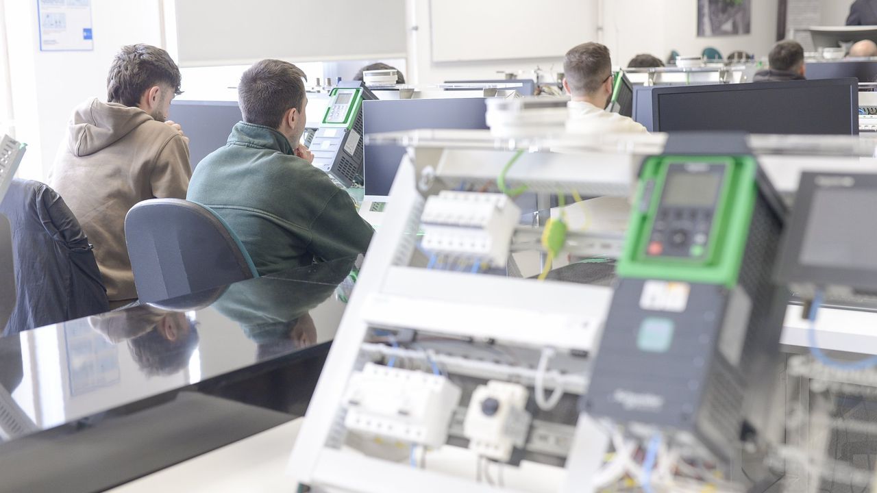 El coste laboral cierra el 2025 con una subida cercana al 4 %, con 20 trimestres al alza