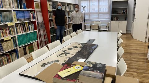 El alcalde, Jos� Ram�n Rioboo, a la derecha, visit� ayer las instalaciones de la biblioteca de O Burgo.  